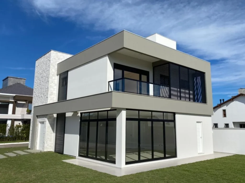 Foto da obra concluída em perspectiva posterior, com as aberturas de grande vão
