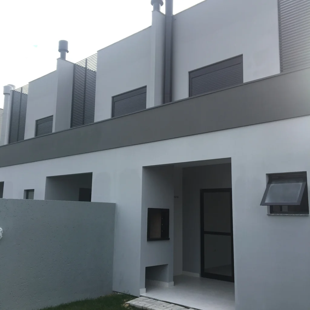 Foto da obra concluída em perspectiva posterior, com os fundos das unidades