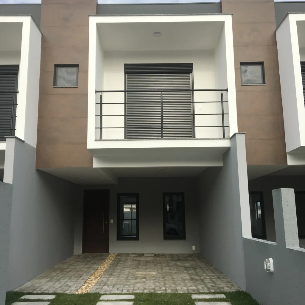Foto da obra concluída, fachada frontal de uma unidade, com a vaga coberta e o piso drenante