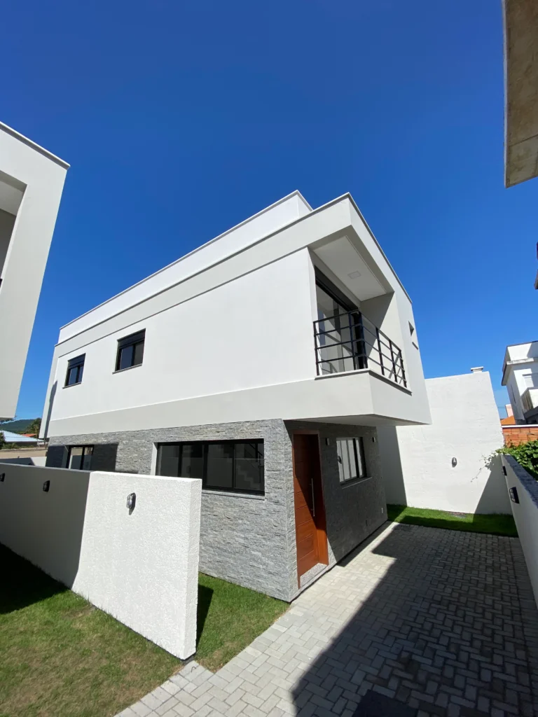 Render da perspectiva da casa 03, com o muro de divisa e o jardim frontal