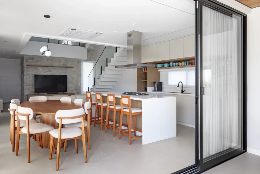 Cozinha e sala de jantar vistas de fora, através das portas de correr