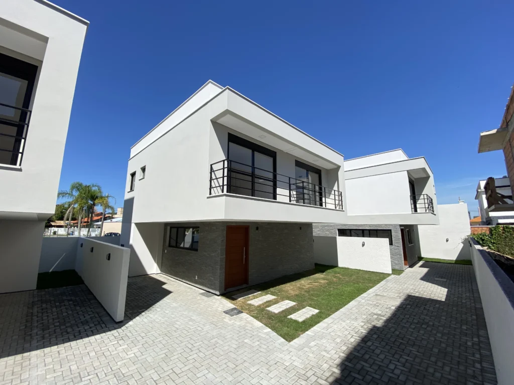 Render da perspectiva da casa 02, com o acesso e a área externa lateral